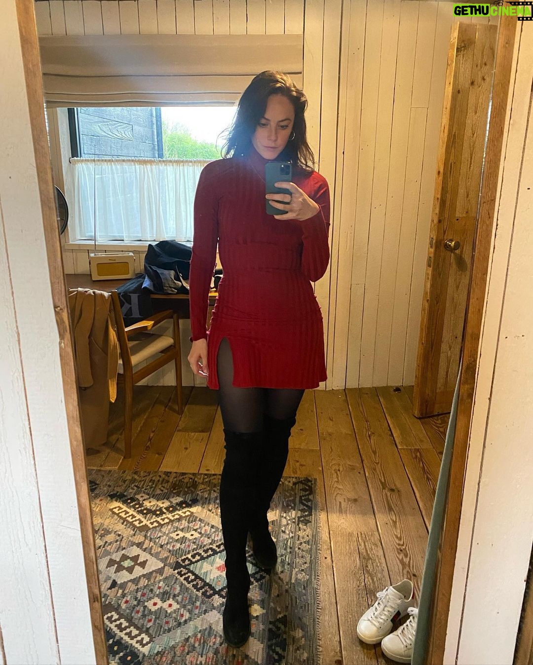 Kaya Scodelario Instagram - Bringing a bit of North London to the Cotswolds… Great Tew, Oxfordshire, United Kingdom