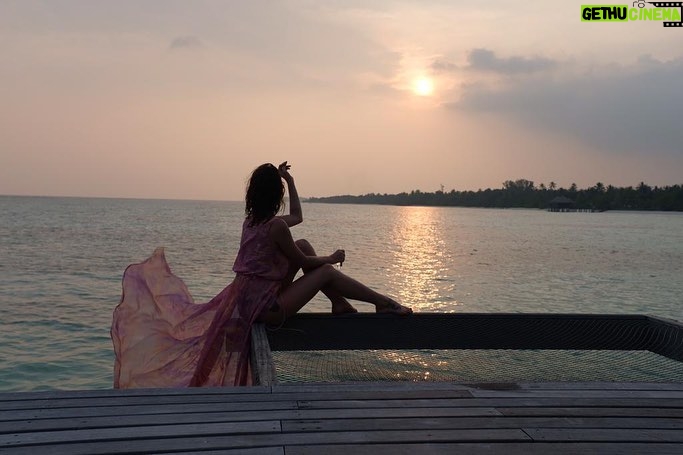 Kaya Scodelario Instagram - It’s still cold in Canada.... 😩 pls stop now Toronto okay it’s spring and I’m ready for totally sober natural chilling on hols pics 👀 Maldives