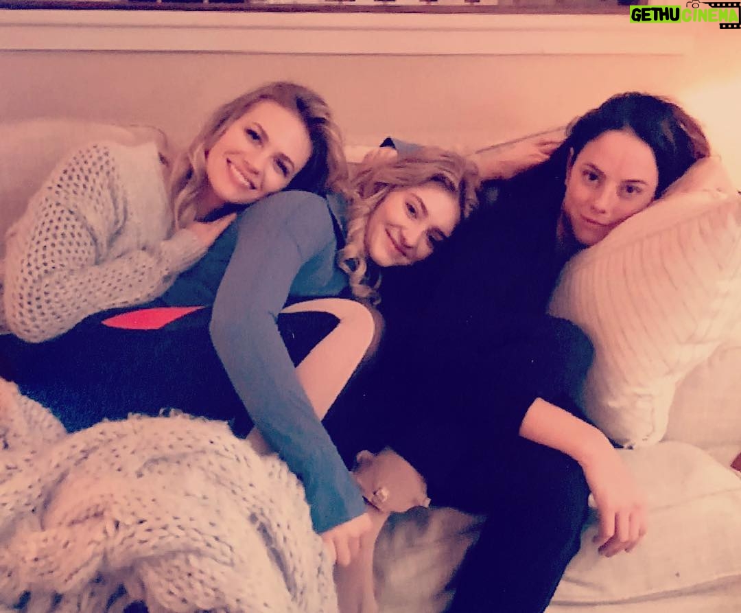 Kaya Scodelario Instagram - Meet the Baker Family... guess which ones the misfit ๐ฌ Bringing drama to yr Netflix account soon... ๐งก๐ #SpinningOut @netflix