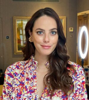 Kaya Scodelario Instagram - Press tours in 2021 look like…

No in person chats 

Technical difficulties bought to you by WiFi, mute & cats 

No cast mates to drink in the bar with afterwards 🥺 (miss u maze fam) 

BUT I did get to get all dressed up 🥳

@ginakanemakeup 💄
@eamonnhughes 💇‍♀️
@leithclark 💃

@residentevil 
@sonypictures