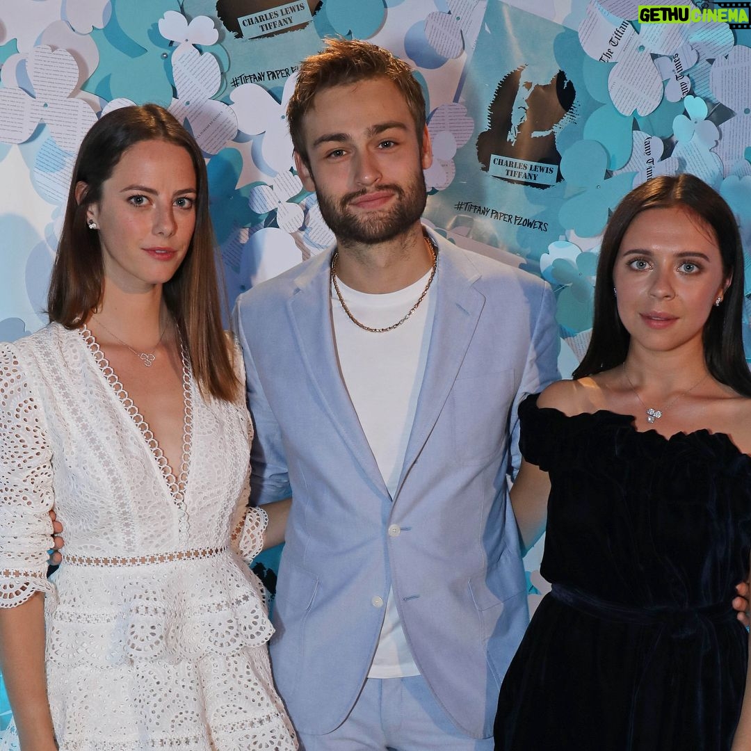 Kaya Scodelario Instagram - Thank you @tiffanyandco for a wonderful night 💜 #tiffanypaperflowers