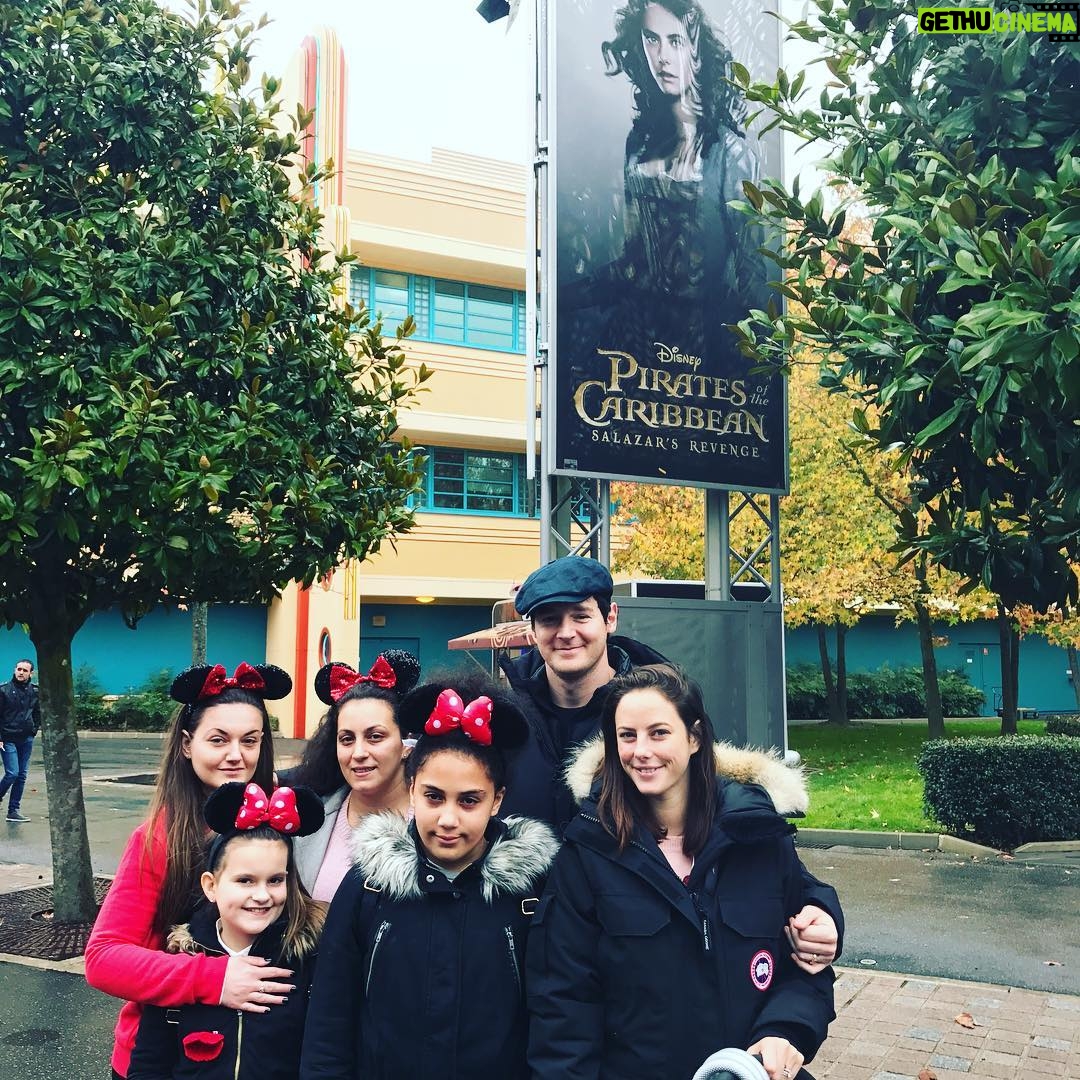 Kaya Scodelario Instagram - I'm incredibly lucky to do what I do. And incredibly lucky that it gives me the opportunity to share amazing memories with my amazing friends & our kids. Thank you @disney @disneylandparis