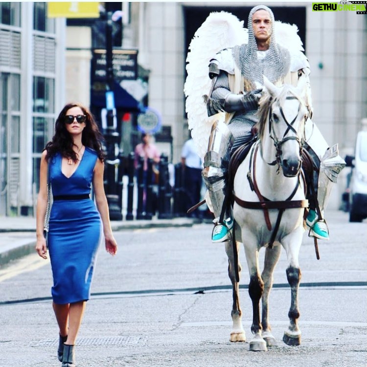Kaya Scodelario Instagram - #TB to a casual stroll through east London in front of @robbiewilliams on a horse.. as you do... 💩