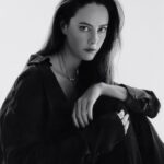 Kaya Scodelario Instagram - Thank you @behindtheblinds 🫶🏻 Interview by @kate_lawson Photography by @hohaitran Fashion by @_stevenhuang EIC @badmickey Hair by @bjornkrischker using Maria Nila Make-Up by @kennethsohmakeup using Eight Day and Sensai Set Design by @catalogue_crepes Styling’s assistant Dominik Radomski Photographer’s assistants Robin Bernstein & Jeremy Rwakasiisi