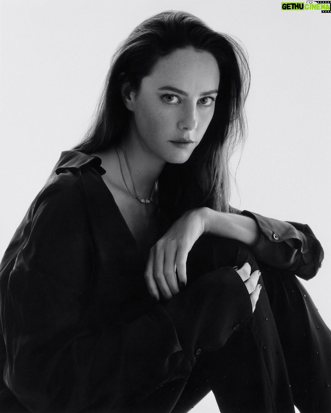 Kaya Scodelario Instagram - Thank you @behindtheblinds 🫶🏻 Interview by @kate_lawson Photography by @hohaitran Fashion by @_stevenhuang EIC @badmickey Hair by @bjornkrischker using Maria Nila Make-Up by @kennethsohmakeup using Eight Day and Sensai Set Design by @catalogue_crepes Styling’s assistant Dominik Radomski Photographer’s assistants Robin Bernstein & Jeremy Rwakasiisi