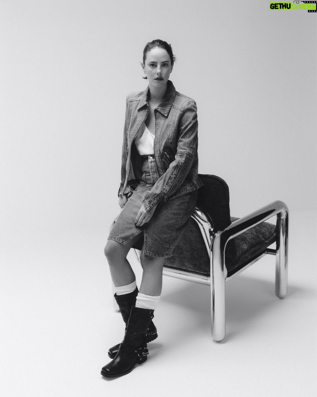 Kaya Scodelario Instagram - Thank you @behindtheblinds 🫶🏻 Interview by @kate_lawson Photography by @hohaitran Fashion by @_stevenhuang EIC @badmickey Hair by @bjornkrischker using Maria Nila Make-Up by @kennethsohmakeup using Eight Day and Sensai Set Design by @catalogue_crepes Styling’s assistant Dominik Radomski Photographer’s assistants Robin Bernstein & Jeremy Rwakasiisi