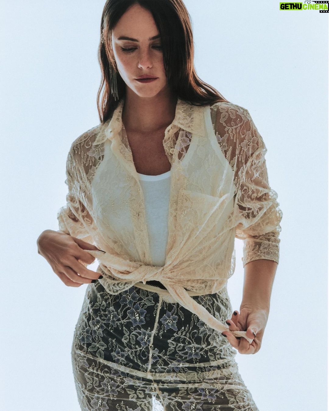 Kaya Scodelario Instagram - Thank you @behindtheblinds 🫶🏻 Interview by @kate_lawson Photography by @hohaitran Fashion by @_stevenhuang EIC @badmickey Hair by @bjornkrischker using Maria Nila Make-Up by @kennethsohmakeup using Eight Day and Sensai Set Design by @catalogue_crepes Styling’s assistant Dominik Radomski Photographer’s assistants Robin Bernstein & Jeremy Rwakasiisi