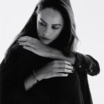 Kaya Scodelario Instagram - Thank you @behindtheblinds 🫶🏻 Interview by @kate_lawson Photography by @hohaitran Fashion by @_stevenhuang EIC @badmickey Hair by @bjornkrischker using Maria Nila Make-Up by @kennethsohmakeup using Eight Day and Sensai Set Design by @catalogue_crepes Styling’s assistant Dominik Radomski Photographer’s assistants Robin Bernstein & Jeremy Rwakasiisi