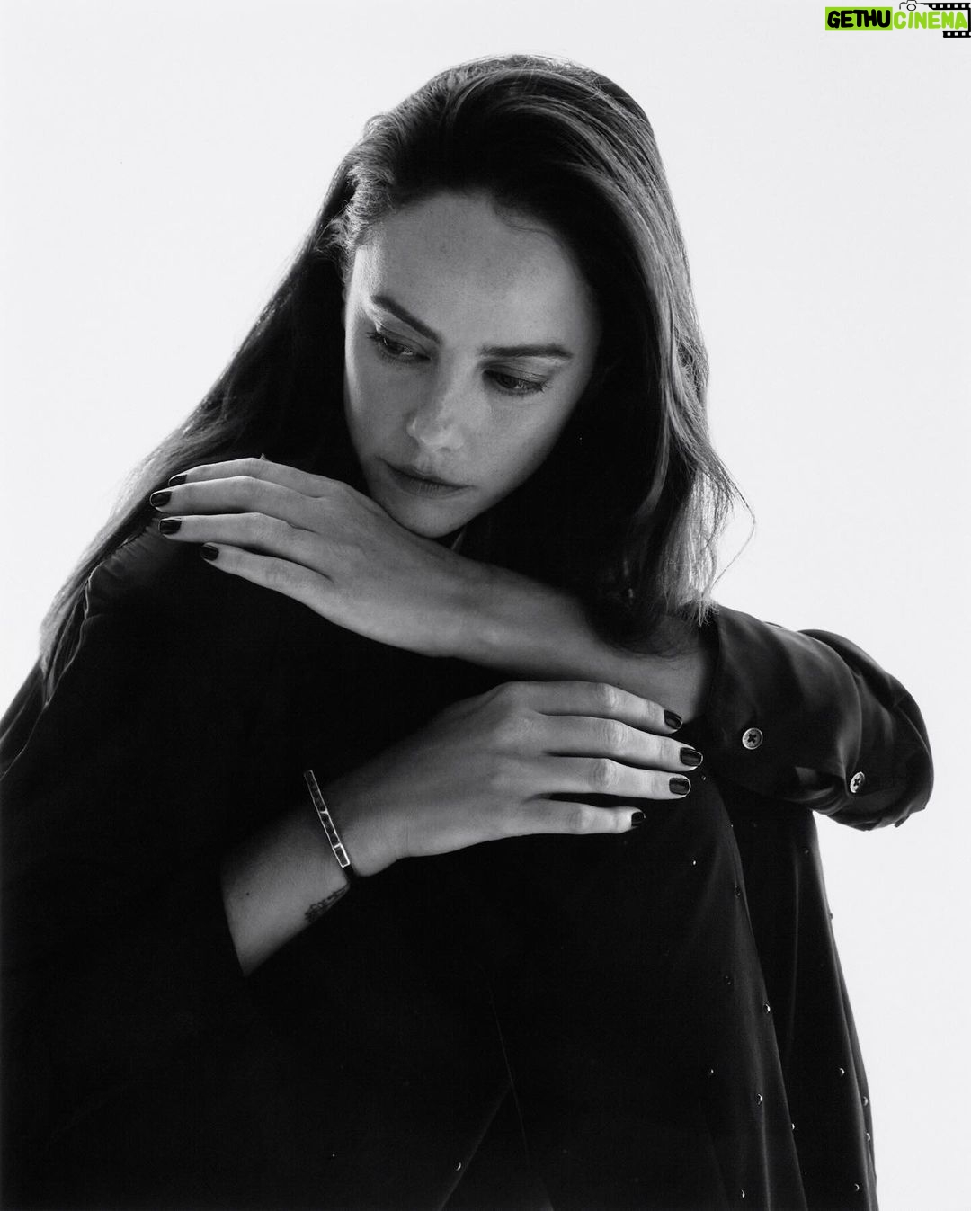 Kaya Scodelario Instagram - Thank you @behindtheblinds 🫶🏻 Interview by @kate_lawson Photography by @hohaitran Fashion by @_stevenhuang EIC @badmickey Hair by @bjornkrischker using Maria Nila Make-Up by @kennethsohmakeup using Eight Day and Sensai Set Design by @catalogue_crepes Styling’s assistant Dominik Radomski Photographer’s assistants Robin Bernstein & Jeremy Rwakasiisi