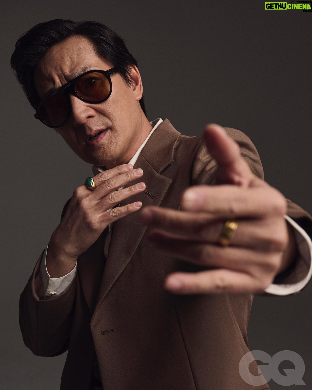 Ke Huy Quan Instagram - #GQ封面人物 【2023 MOTY】多重宇宙裡那顆耀眼的星!關繼威:「每一個人生遭遇,都發生在最完美的時機。」@kehuyquan 他的人生故事,其戲劇張力之大,可能比很多勵志電影還充滿正向效應。這是小卒打下漂亮一役,局外人打進權力核心,失去自我認同的人,在漫長黑暗的隧道盡頭找到柳暗花明的故事。今年是關繼威的黃金年,除了贏得奧斯卡獎,他同時入選《GQ》Icon of the Year 與《時代雜誌》百大人物。得獎後,關繼威有出席不完的名流派對、品牌邀約、頒獎典禮,許多新角色也紛紛上門,說沒有些許受寵若驚感是騙人的。 「那些時刻非常混亂、瘋狂。等所有活動都跑一輪一後,我開始覺得很困惑,有時連活動名稱都記不起來,幸好我當下拍了很多照片,幾乎是毫無羞恥心地狂拍,看到名人我就跟小孩子一樣興奮。」這是他人生睽違多年後,第二度品嘗到蜂擁而來的名氣帶來的紅利,他想要好好抓住這些時刻。 完整專訪故事請見 @gqtaiwan 主頁連結 Head of Editorial Content_Kevin Wang @thatmrwang Photography_Eric Ray Davidson @ericraydavidson Text_Christine Lee @birdism1217 Talent Manager_Sylvie Yeh @lagerfeld Tracy Shaffer @tracyshaffer Styling_Brandon Tan @branduh Styling Assistant_Aidan Palermo @aidanjosephpalermo Groomer_Sonia Lee for Exclusive Artists using Oribe Haircare @thesonialee Tailor_Susie Kourinian #susiekourinian Producer_Annee Elliot @annee_elliot Patricia Bilotti @patriciabilotti Prop Stylist_Cody Rogers @codycr Prop Stylist assistant_Nikki Kauten @autenkold Digital Tech_Pixelated Digital @ixelateddigital Lighting Tech_Jack Shelton @jacklshelton Fashion_ @gucci #關繼威 #GQ年度風格大賞 #GQMOTY #MOTY2023
