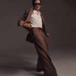 Ke Huy Quan Instagram - #GQ封面人物 【2023 MOTY】多重宇宙裡那顆耀眼的星！關繼威：「每一個人生遭遇，都發生在最完美的時機。」@kehuyquan 他的人生故事，其戲劇張力之大，可能比很多勵志電影還充滿正向效應。這是小卒打下漂亮一役，局外人打進權力核心，失去自我認同的人，在漫長黑暗的隧道盡頭找到柳暗花明的故事。今年是關繼威的黃金年，除了贏得奧斯卡獎，他同時入選《GQ》Icon of the Year 與《時代雜誌》百大人物。得獎後，關繼威有出席不完的名流派對、品牌邀約、頒獎典禮，許多新角色也紛紛上門，說沒有些許受寵若驚感是騙人的。 「那些時刻非常混亂、瘋狂。等所有活動都跑一輪一後，我開始覺得很困惑，有時連活動名稱都記不起來，幸好我當下拍了很多照片，幾乎是毫無羞恥心地狂拍，看到名人我就跟小孩子一樣興奮。」這是他人生睽違多年後，第二度品嘗到蜂擁而來的名氣帶來的紅利，他想要好好抓住這些時刻。 完整專訪故事請見 @gqtaiwan 主頁連結 Head of Editorial Content_Kevin Wang @thatmrwang Photography_Eric Ray Davidson @ericraydavidson Text_Christine Lee @birdism1217 Talent Manager_Sylvie Yeh @lagerfeld Tracy Shaffer @tracyshaffer Styling_Brandon Tan @branduh Styling Assistant_Aidan Palermo @aidanjosephpalermo Groomer_Sonia Lee for Exclusive Artists using Oribe Haircare @thesonialee Tailor_Susie Kourinian #susiekourinian Producer_Annee Elliot @annee_elliot Patricia Bilotti @patriciabilotti Prop Stylist_Cody Rogers @codycr Prop Stylist assistant_Nikki Kauten @autenkold Digital Tech_Pixelated Digital @ixelateddigital Lighting Tech_Jack Shelton @jacklshelton Fashion_ @gucci #關繼威 #GQ年度風格大賞 #GQMOTY #MOTY2023