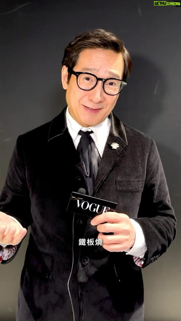 Ke Huy Quan Instagram - #VogueCeleb 奧斯卡獎得主、多重宇宙巨星關繼威來到台灣啦！身為愛妻達人，昨晚他帶著太太一起現身 GQ MOTY 紅毯，接受我們專訪，被問到人生做過最棒的決定是什麼，他也不假思索回答：「向我太太求婚！」一邊說著，眼裡也閃著光！ 此外，關繼威也透露來台北最想吃台灣小吃，大家有沒有口袋名單歡迎留言推薦！ #關繼威 #KeHuyQuan @kehuyquan