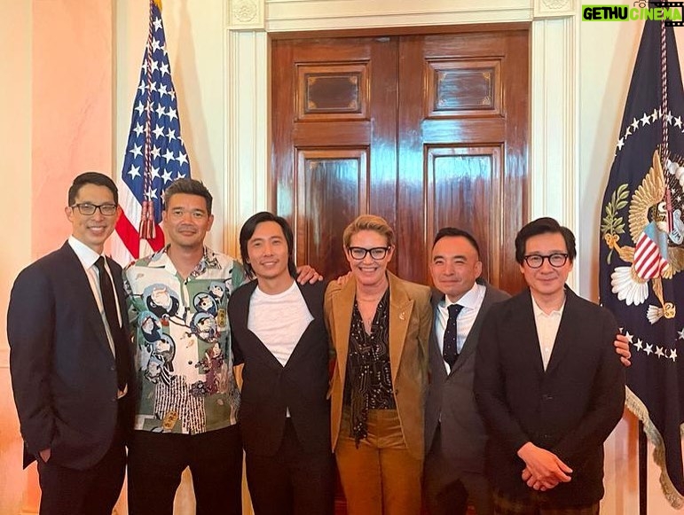 Ke Huy Quan Instagram - Guess who also loves a great selfie?!?! @Potus 😜 What an amazing trip this has been. We premiered #AmericanBornChinese at Radio City Music Hall and then took the show to D.C. for a White House screening. It was so special to premiere the show during Asian American, Native Hawaiian, and Pacific Islander Heritage Month. I can’t believe I got the opportunity to introduce the President. 🤯Thank you to President Biden and the White House for having us. American Born Chinese begins streaming on @DisneyPlus on May 24th. @ambornchinese @definitelynotbenwang @jimmm_0504 @sydney12taylor Styling: @chloekeiko Grooming: @serafinosays