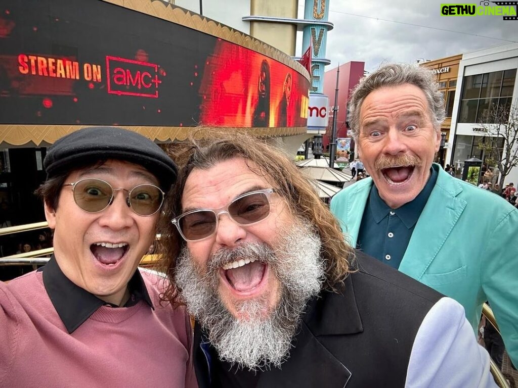 Ke Huy Quan Instagram - Such a fun premiere at The Grove. LOVE JACK BLACK! He has the best reaction to a choreographed punch. #KungFuPanda4 is awesome—the return of the Dragon Warrior. Please go see it. It opens on March 8th. 👊🏼 🐼 Brought a special date—my grandniece Harper all the way from Houston, Texas. ❤️ Styled by: @chloekeiko Grooming by: @sonialeeartistry