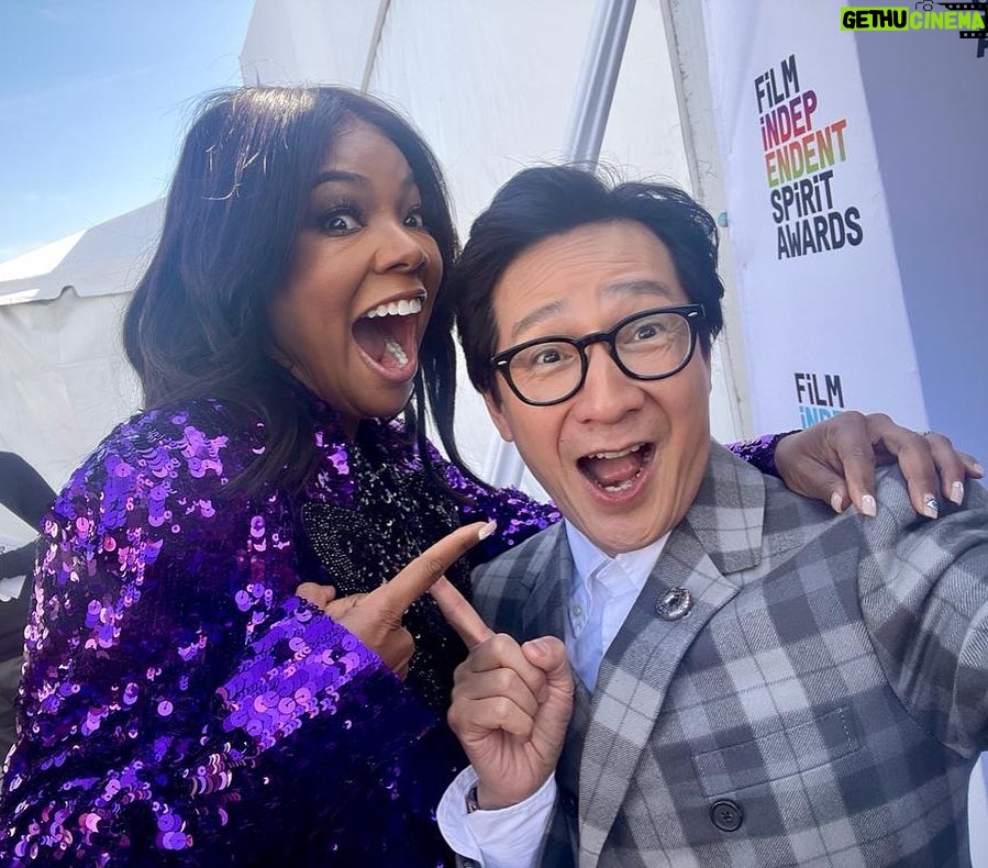 Ke Huy Quan Instagram - It was a fun day at the beach. Loved the vibe of the Spirit Awards. Thank you to @filmindependent for blessing our @everythingeverywheremovie with so many wins. I am so grateful to be a part of this family. And as always I love meeting and talking to people I’ve always admired. I’ve been a fan of @officialjld and @gabunion for a very long time. How can I resist and not ask for a selfie. 😜 Styled by: @chloekeiko Grooming: @sonialeeartistry Suit: @thombrowne Custom Everything Bagel Pin: @vargasgoteojewelry 1st two Photos: @michaelrowephoto for @imdb Red Carpet Photos: @gettyimages Selfies: Yours Truly 😉