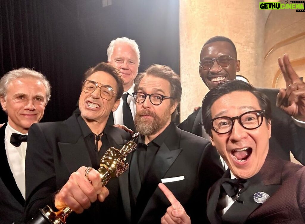 Ke Huy Quan Instagram - The KENERGY is REAL! So much fun at the Oscars. I’m so glad @theacademy brought back past winners to honor this year’s nominees. I was so proud and honored to stand amongst these men in presenting the best supporting actor category. Congratulations to all the winners of the night. Here’s 1 of 2 sets of selfies. 😜 Styling: @chloekeiko Grooming: @anissaemily Dressed by: @giorgioarmani Jewelry: @cartier 💆🏻: @drbarbarasturm