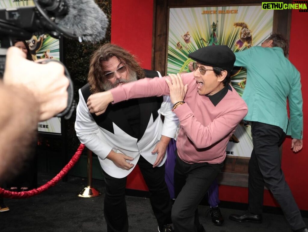 Ke Huy Quan Instagram - Such a fun premiere at The Grove. LOVE JACK BLACK! He has the best reaction to a choreographed punch. #KungFuPanda4 is awesome—the return of the Dragon Warrior. Please go see it. It opens on March 8th. 👊🏼 🐼 Brought a special date—my grandniece Harper all the way from Houston, Texas. ❤️ Styled by: @chloekeiko Grooming by: @sonialeeartistry