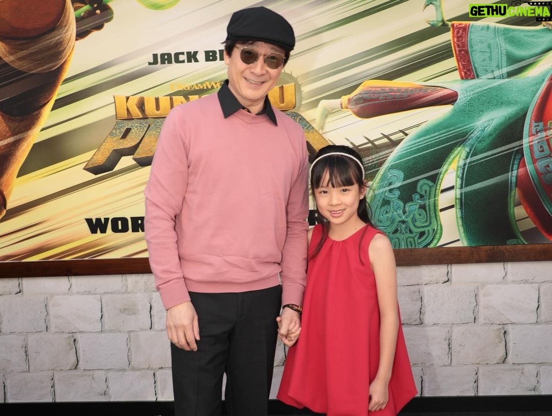 Ke Huy Quan Instagram - Such a fun premiere at The Grove. LOVE JACK BLACK! He has the best reaction to a choreographed punch. #KungFuPanda4 is awesome—the return of the Dragon Warrior. Please go see it. It opens on March 8th. 👊🏼 🐼 Brought a special date—my grandniece Harper all the way from Houston, Texas. ❤️ Styled by: @chloekeiko Grooming by: @sonialeeartistry