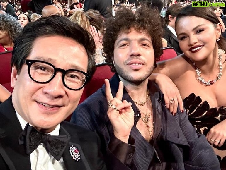 Ke Huy Quan Instagram - Fun times with my favorite LOKIS at the #EMMYS. Also made some new friends. 😜 Tuxedo @thombrowne Jewels @cartier Bow tie @titleofwork Glasses @oliverpeoples Styling @chloekeiko Grooming @anissaemily Red Carpet 📸 AP/Invision for the Television Academy