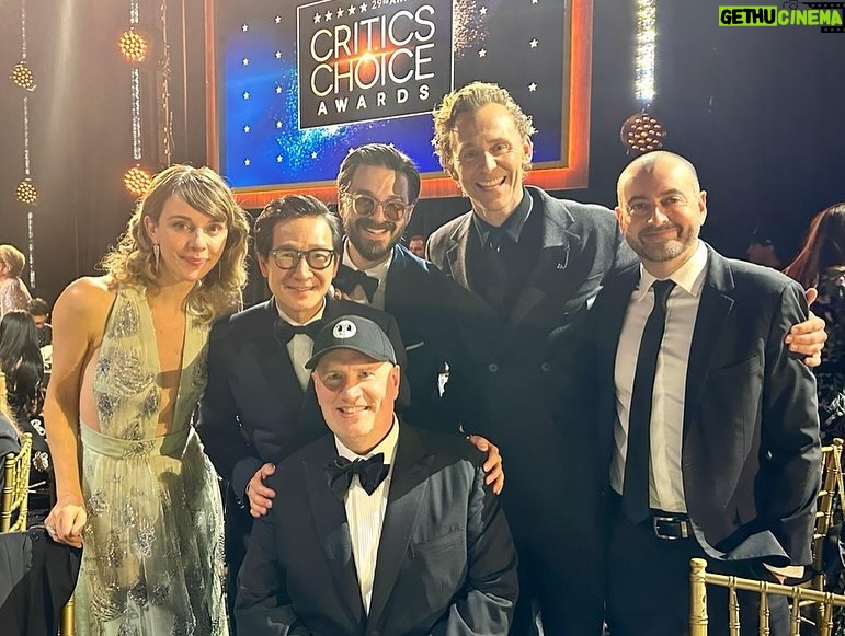 Ke Huy Quan Instagram - I was super excited to return to the @CriticsChoice Awards this year to watch my childhood hero be celebrated for his life’s work. My highlight last night was most definitely witnessing Harrison Ford receive his Career Achievement Award. Congratulations again, Harrison!!!! It’s always a blast to be with my LOKI family. Finally got a picture with Kevin Feige. I realized we never took a selfie together before. 🎉🍾🥂 Styled by: @chloekeiko Grooming: @anissaemily Look by @dior Glasses @oliverpeoples Watch @vacheronconstantin Brooch @davidyurman