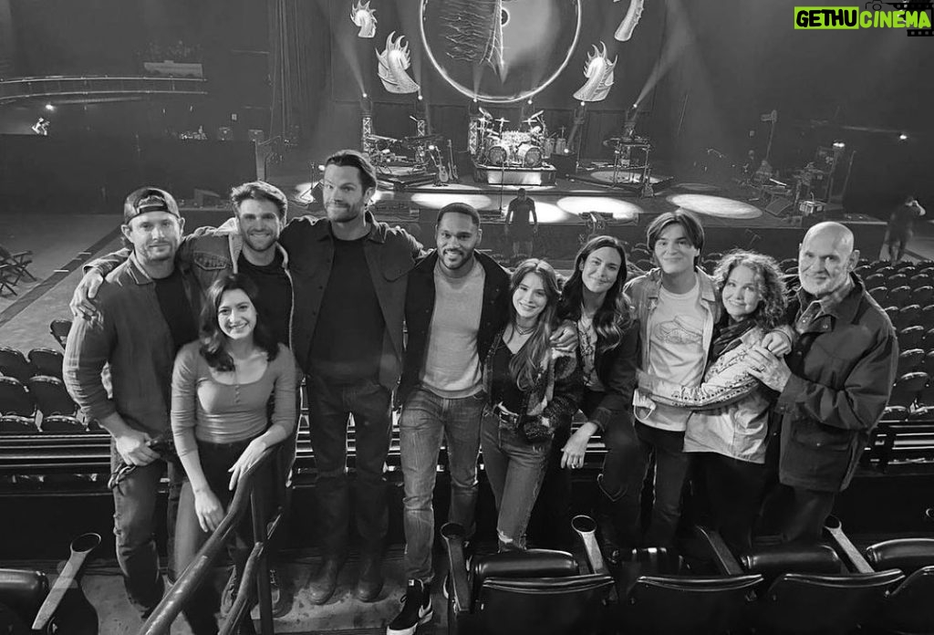 Keegan Allen Instagram - new episode tonight YES THATS ME IN THE PICTURE I DIDNT PHOTOSHOP MYSELF AT A @kansasband concert between @jensenackles (the DIRECTOR of tonight’s episode) and @jaredpadalecki I swear this photo is real #spnfamily #walkerfamily #reallife