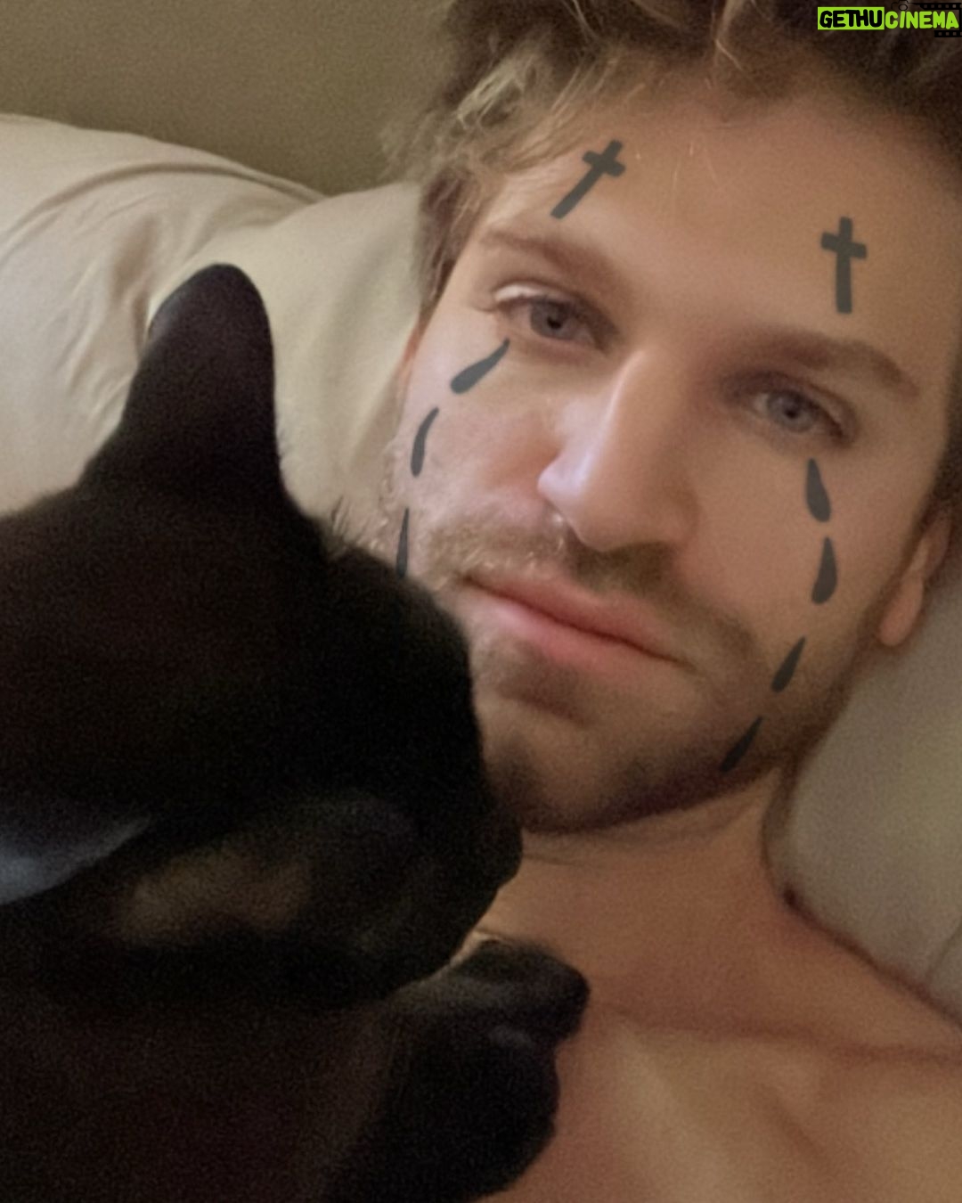 Keegan Allen Instagram - E people be like :🥰😮💨✍️🤍🤦♂️🦾🚩🦌🖕🏻😂👀🥛🤩🤖🦉🥰