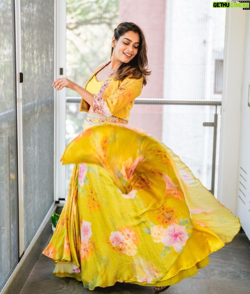 Keerthi shanthanu Instagram - 🔆Jus a girl who loves to twirl & swirl 🔆🌻 Wearing @studio149 💫 Captured by @zerowattsphotography 💫 Makeup & hair - myself 💫 #kiki #dolledup #event #yellow #love