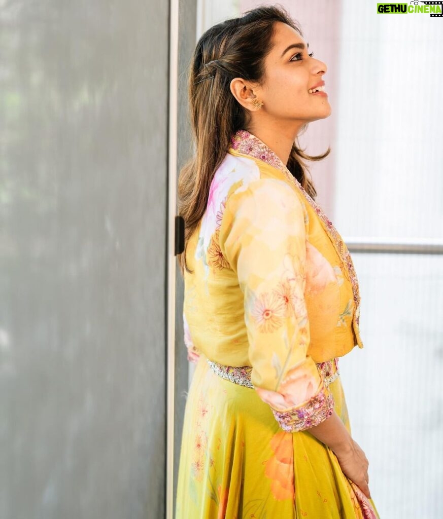 Keerthi shanthanu Instagram - 🔆Jus a girl who loves to twirl & swirl 🔆🌻 Wearing @studio149 💫 Captured by @zerowattsphotography 💫 Makeup & hair - myself 💫 #kiki #dolledup #event #yellow #love