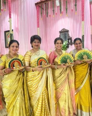 Keerthi shanthanu Instagram - ✨கல்யாணம் ✨
💛💛💛💛💛

@shrutitudi @ruskey_11 @shanthnu @mahuvnish @brinda_gopal @jayanthirkv @asrkvkumar @dianishanth @poornimabhagyaraj @gayathriraguramm @veena_sujya @inst.prasanna @the_arjun_kaladhar @arvindkaladhar @khushsundar @1mxdhxv._  @adhav.krishna_ 
#gold #wedding #family
