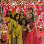 Keerthi shanthanu Instagram – Celebration time 🎊❤️
#family #wedding  #mehendi 
@shrutitudi @mahuvnish @jayanthirkv @veena_sujya @brinda_gopal @gayathriraguramm @dianishanth 

Wearing @studio149 ❤️
📸 by my fav @chithrapriya ❤️
#decor by @knotsnrings.knr ✨