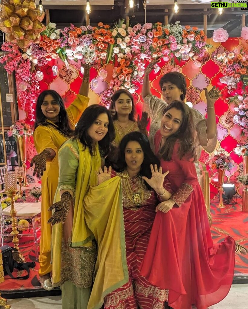 Keerthi shanthanu Instagram - Celebration time 🎊❤️ #family #wedding #mehendi @shrutitudi @mahuvnish @jayanthirkv @veena_sujya @brinda_gopal @gayathriraguramm @dianishanth Wearing @studio149 ❤️ 📸 by my fav @chithrapriya ❤️ #decor by @knotsnrings.knr ✨