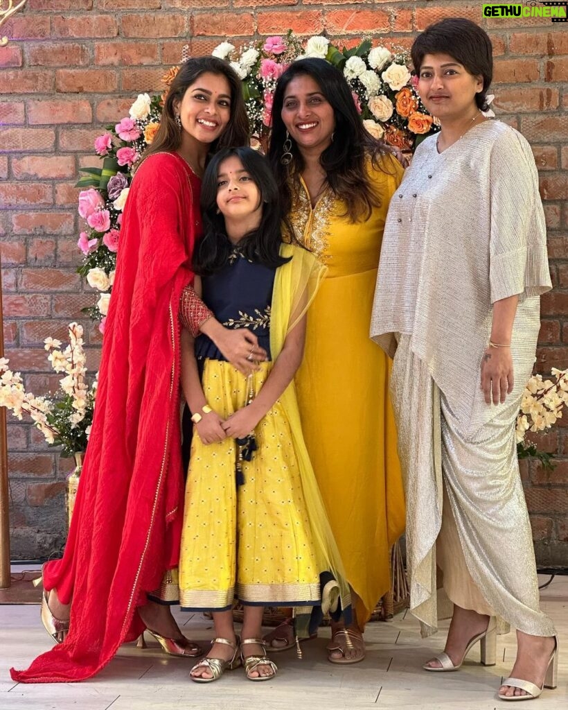 Keerthi shanthanu Instagram - Celebration time 🎊❤ #family #wedding #mehendi @shrutitudi @mahuvnish @jayanthirkv @veena_sujya @brinda_gopal @gayathriraguramm @dianishanth Wearing @studio149 ❤ 📸 by my fav @chithrapriya ❤ #decor by @knotsnrings.knr ✨