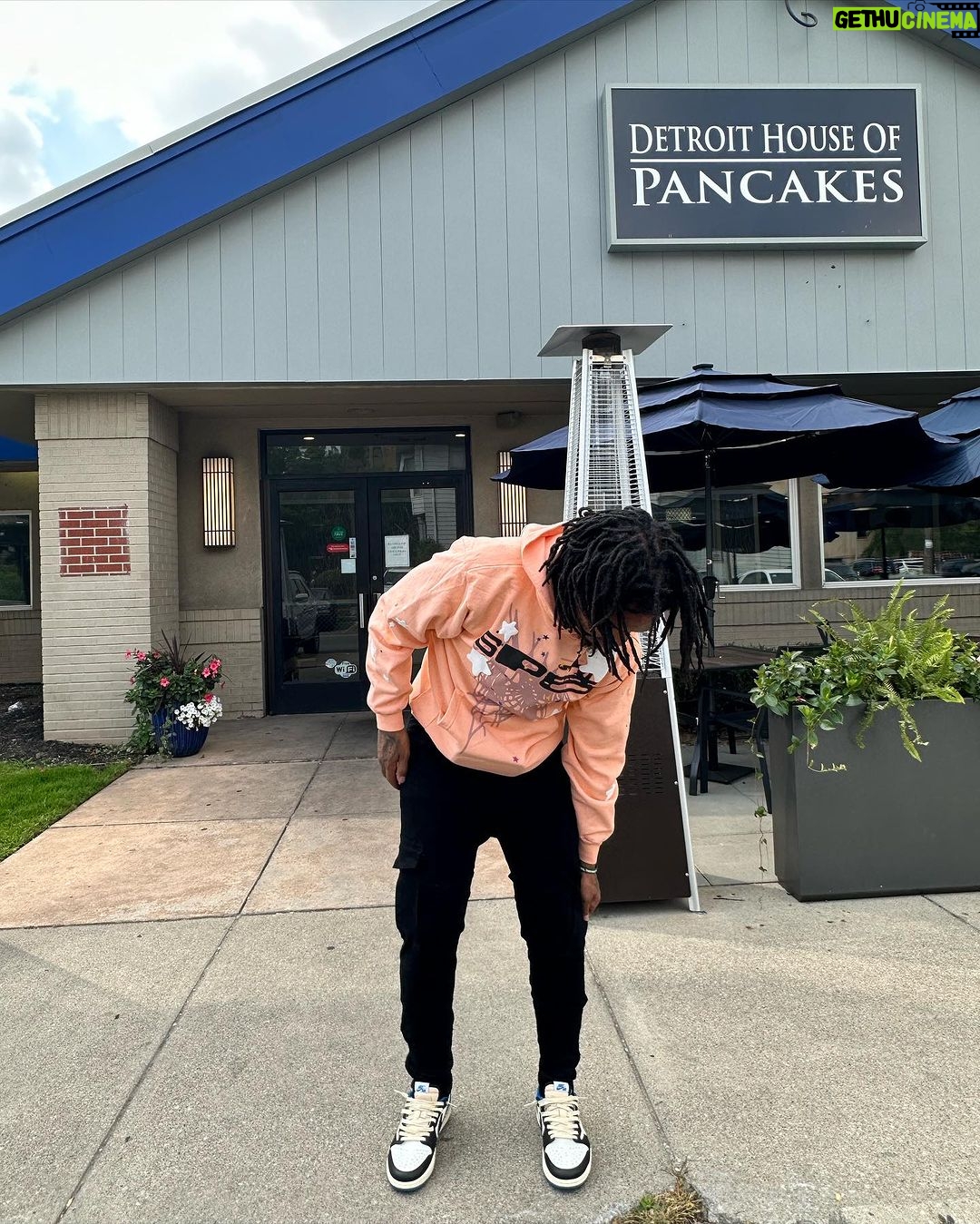 Keith Lee Instagram - 💕 Detroit 💕 God Is Amazing 🙏🏽 styled by : @dontcallmebrittany Detroit House of Pancakes