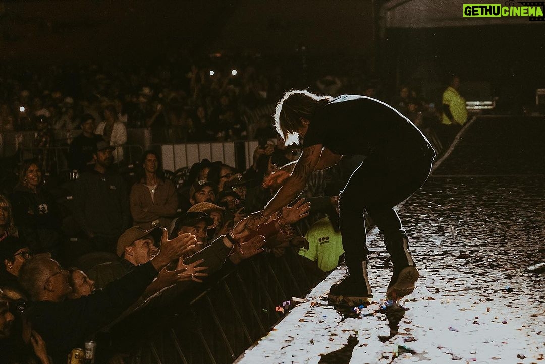 Keith Urban Instagram - Canada, you are always so good to us !!! thank you 🇨🇦 @countrythundersk