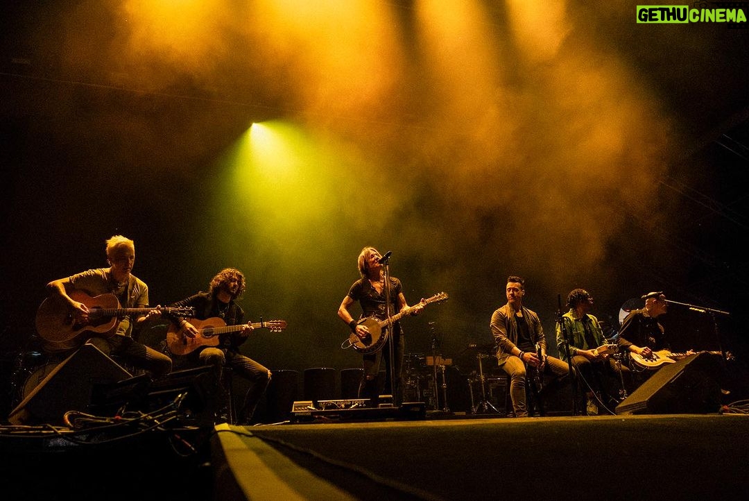 Keith Urban Instagram - Canada, you are always so good to us !!! thank you 🇨🇦 @countrythundersk