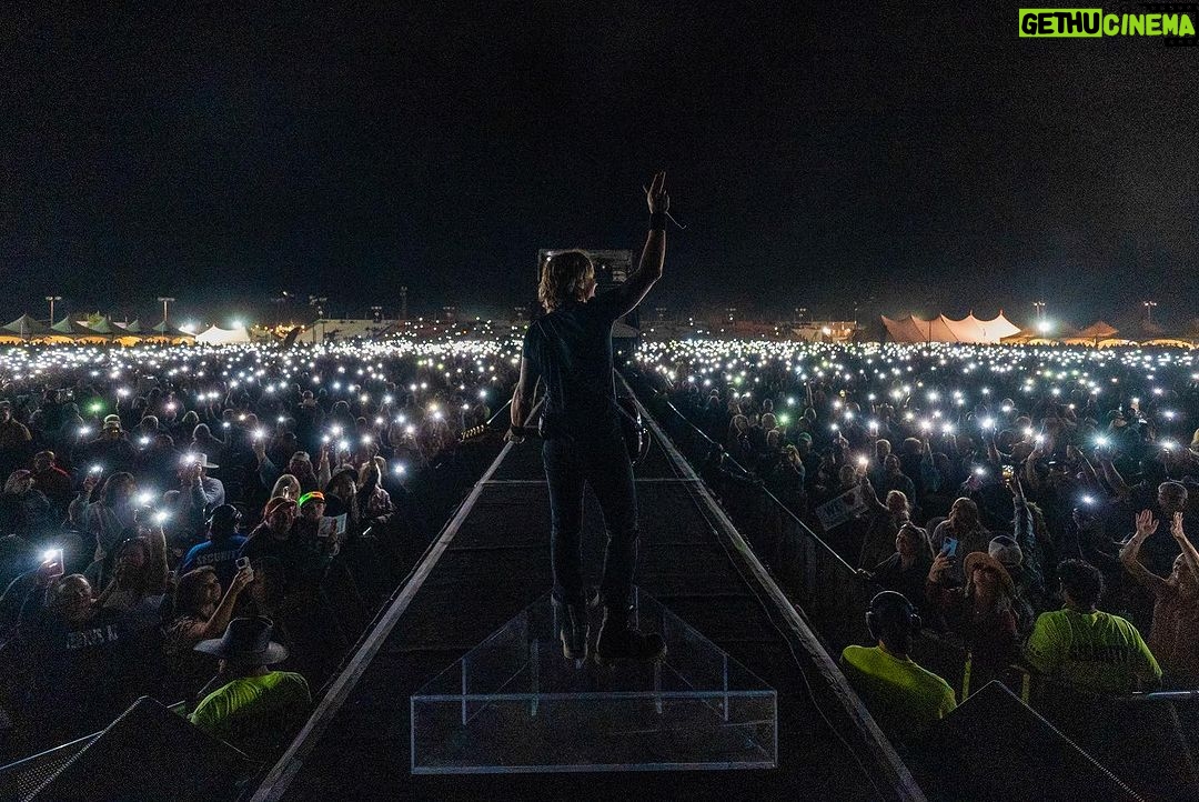 Keith Urban Instagram - Canada, you are always so good to us !!! thank you 🇨🇦 @countrythundersk