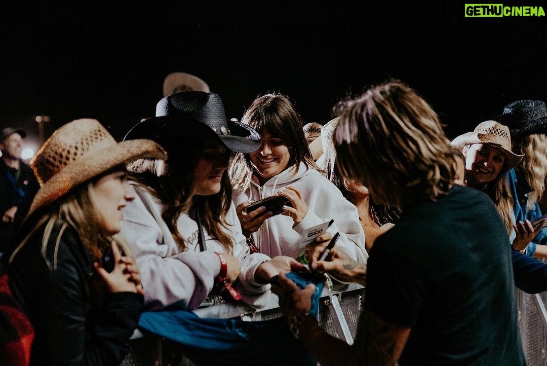 Keith Urban Instagram - Canada, you are always so good to us !!! thank you 🇨🇦 @countrythundersk