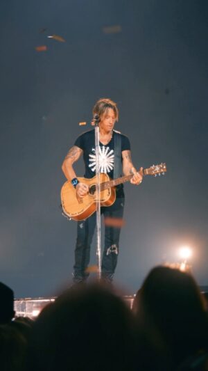 Keith Urban Instagram - may your days be merry and bright… ❄️⛄️