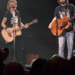 Keith Urban Instagram - It goes something like that…right @tylerhubbard? 🤣 🎥 @brenventure Xcel Energy Center