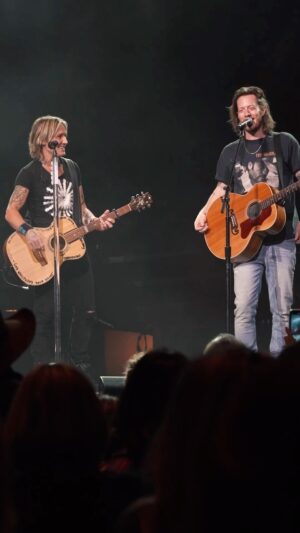 Keith Urban Instagram - It goes something like that…right @tylerhubbard? 🤣
🎥 @brenventure