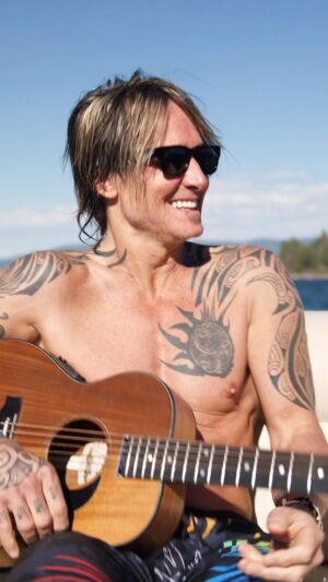 Keith Urban Instagram - Lake Day on Lake Tahoe 🚤
📸 @brenventure