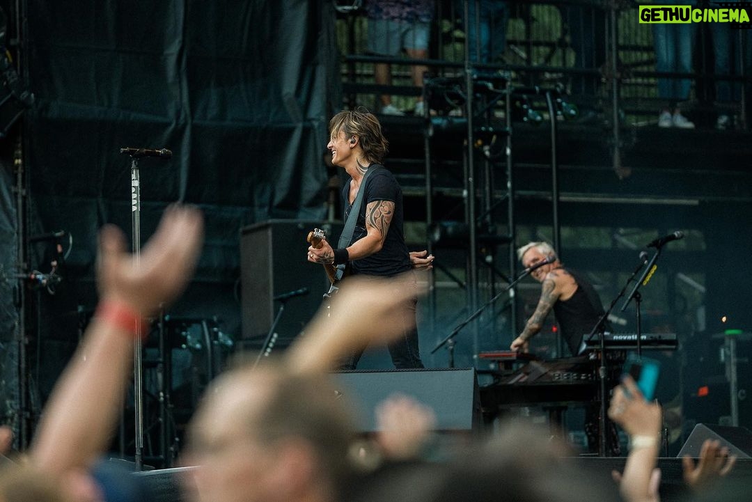 Keith Urban Instagram - Texas Time 🏀 thank you Houston !!!!!!! #CapitalOneJamFest Discovery Green