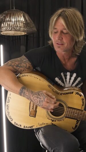 Keith Urban Instagram - Brown Eyes Baby (backstage in Jacksonville)