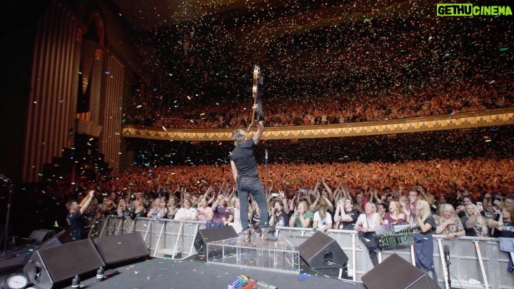 Keith Urban Instagram - London !! you made the Hammersmith feel like NYE AND a grand finale all at the same time. can’t thank you enough for the overwhelming energy, wild singing, and UK spirit. I’m already planning the next visit. Love you all 🇬🇧 #KUUK22 Eventim Apollo