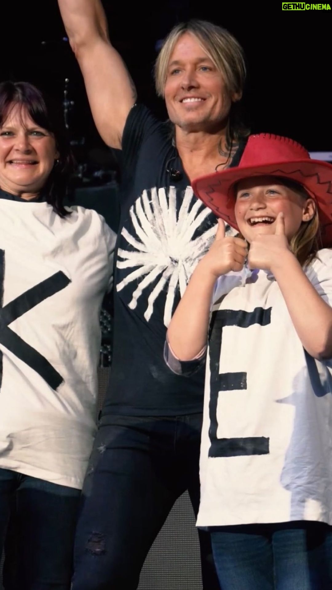 Keith Urban Instagram - The shirt game was strong in Bournemouth 🇬🇧 #KUUK22