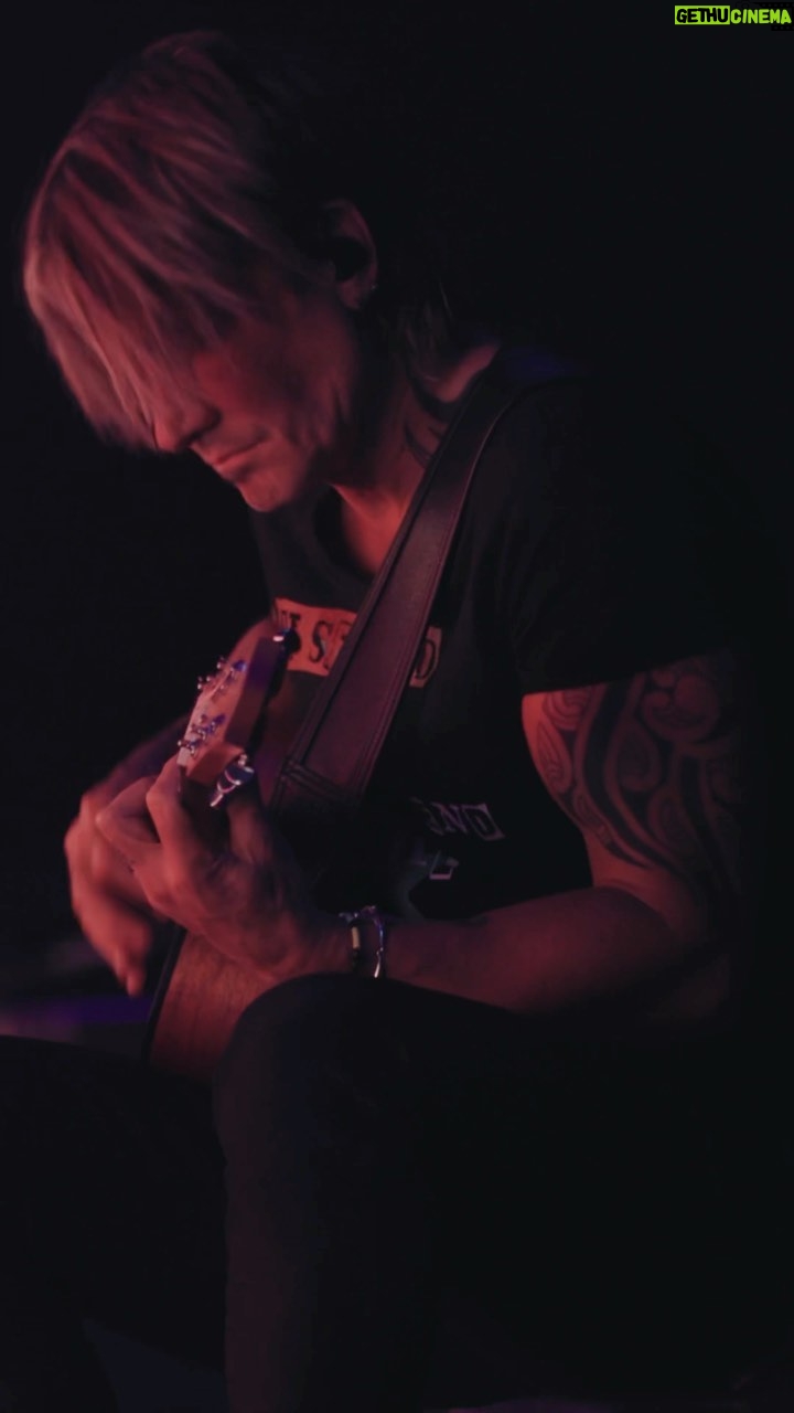 Keith Urban Instagram - here we go UK !!!!! Birmingham, we’ll see you tomorrow 🇬🇧