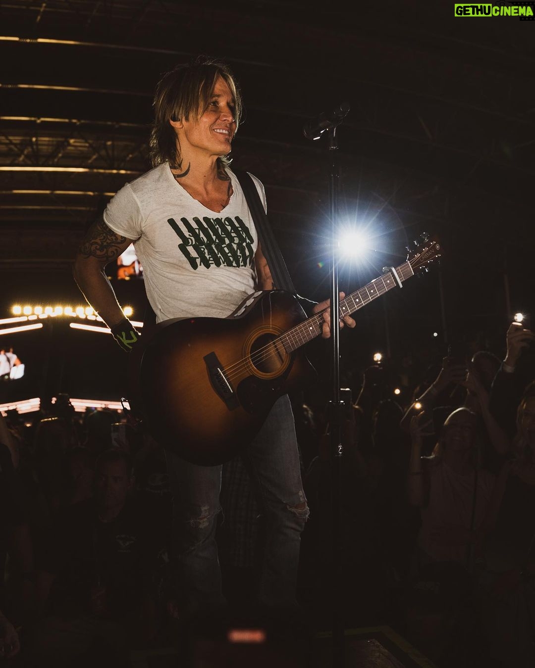 Keith Urban Instagram - SUNDAY NIGHT IN CANANDAIGUA ! (Baskin-Robbins, 31 flavors…🤔) #TSONworldtour CMAC