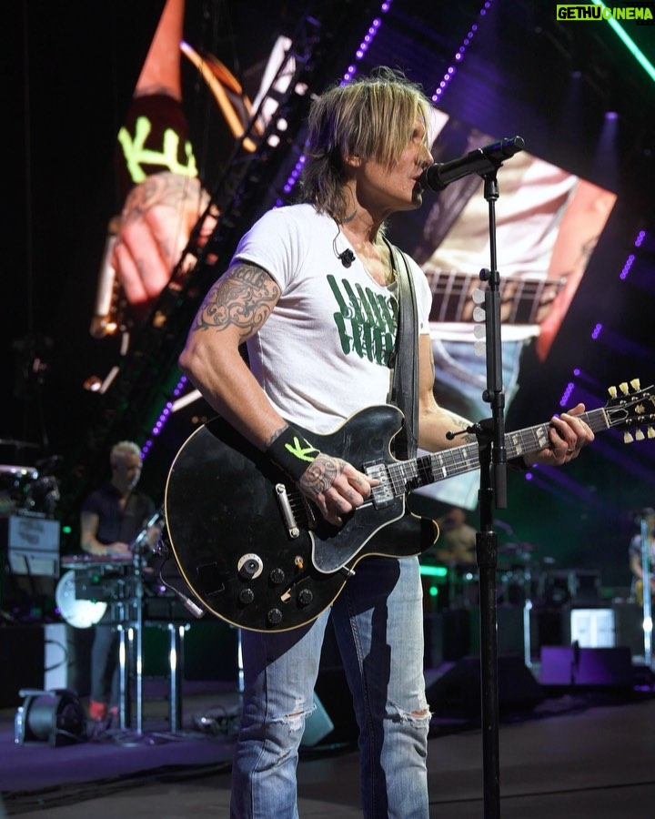 Keith Urban Instagram - SUNDAY NIGHT IN CANANDAIGUA ! (Baskin-Robbins, 31 flavors…🤔) #TSONworldtour CMAC