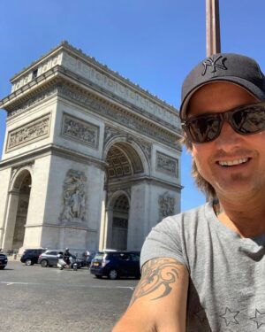 Keith Urban Instagram - So we’re back in Paris 3 years later….and I take what I think is the EXACT same photo (aside from the obvious differences — clothes, etc.)

After I left, I realized what I’d completely overlooked. Classic. If you spot the difference, let me know in the comments ! 🙃

In other news, Brown Eyes Baby is out tonight !!!!!!
