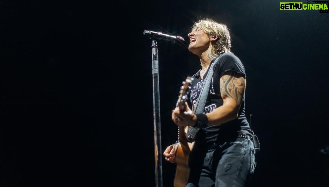 Keith Urban Instagram - London !! you made the Hammersmith feel like NYE AND a grand finale all at the same time. can’t thank you enough for the overwhelming energy, wild singing, and UK spirit. I’m already planning the next visit. Love you all 🇬🇧 #KUUK22 Eventim Apollo